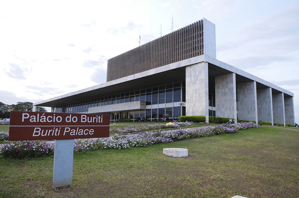 Em três anos, o governo do Distrito Federal reduziu de R$ 1,6 milhão para R$ 600 milhões a dívida com fornecedores e prestadores de serviço herdada do governo Agnelo Queiroz; mas empresários e representantes do setor pressionam o Executivo para agilizar a quitação de débitos e veem o calote como uma das causas da estagnação econômica de Brasília e da dificuldade de retomar a geração de empregos