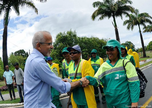 Prefeitura de Aracaju deu início, nesta quarta-feira (5), a um mutirão de manutenção e limpeza das praças públicas e áreas verdes do município; a ação, desenvolvida pela Empresa Municipal de Serviços Urbanos (Emsurb), começou no Parque Governador Augusto Franco (Parque da Sementeira); “Dentro do projeto de reconstrução da nossa cidade, a limpeza é uma das nossas prioridades. Por isso, é tão importante o início desta ação voltada às praças públicas e áreas verdes de Aracaju", disse o prefeito Edvaldo
