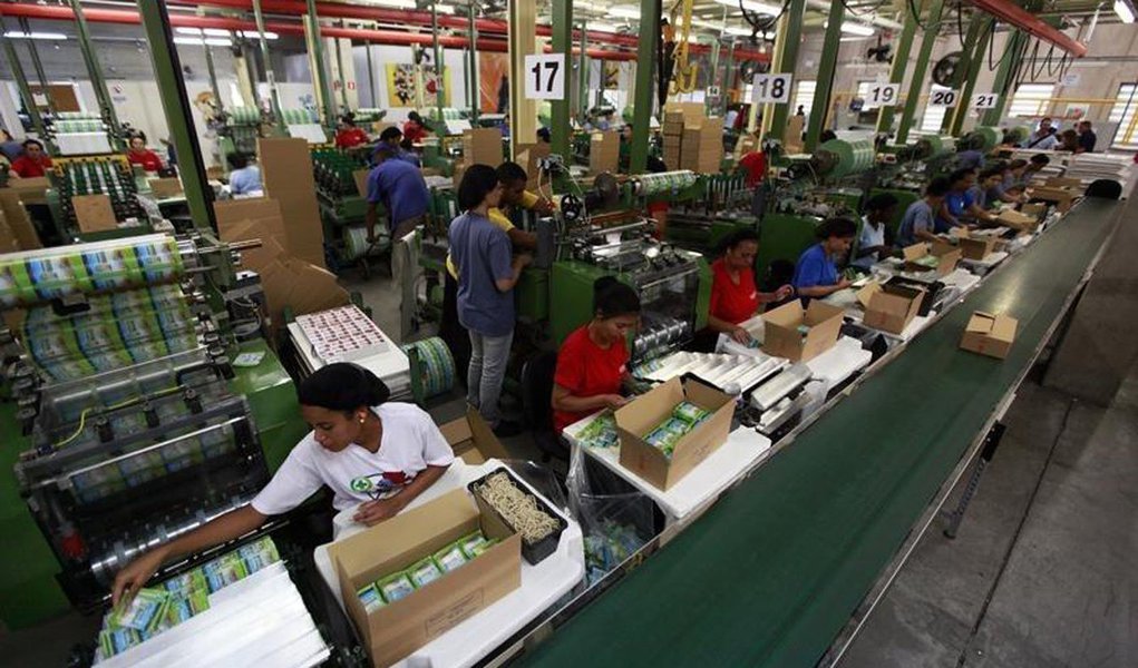 Revisão do PIB relativo a 2015 mostrou que a economia do país caiu naquele ano em volume 3,5% e não 3,8%, segundo dados do Instituto Brasileiro de Geografia e Estatística (IBGE); revisados, os números indicam que o PIB de 2015 fechou em R$ 5,996 trilhões; informações revisadas indicam que a maior queda por setor em 2015 ocorreu na indústria (5,8% em relação a 2014), seguida pela agropecuária (3,3%) e serviços ( 2,7%), o primeiro resultado negativo na série com início em 1996
