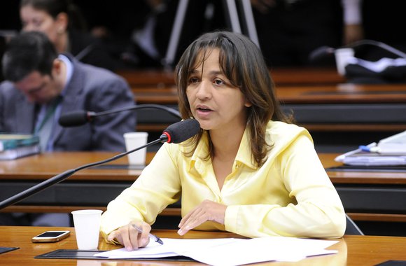 A deputada federal Eliziane Gama (PPS-MA) confirmou que o projeto de candidatura ao Senado Federal nas eleições de 2018 é irreversível e conta com apoio do comando nacional do seu partido; ela também ratificou a proximidade política com o governador Flávio Dino: “Aqueles que falam em distanciamento de Flávio Dino desconhecem minha aproximação política com o governador em diversos momentos. Ele continuará contando com meu apoio”