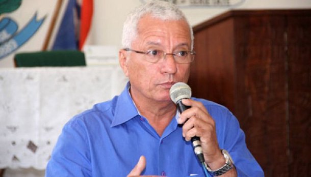 O prefeito de Itabela (sul da Bahia), Osvaldo Gomes Caribé, foi conduzido coercitivamente pela Polícia Federal na Operação Harpócrates, que visa desarticular uma organização criminosa responsável por desviar recursos públicos repassados ao município entre 2010 e 2012, provenientes do Fundo de Manutenção e Desenvolvimento da Educação Básica (Fundeb); o dinheiro foi repassado para construção de uma creche-escola; segundo a PF, as empresas Aliança Pinturas e Reformas Ltda. e STC Santana Construções Ltda. estavam envolvidas no esquema que teria desviado em torno de R$ 1 milhão do Fundeb