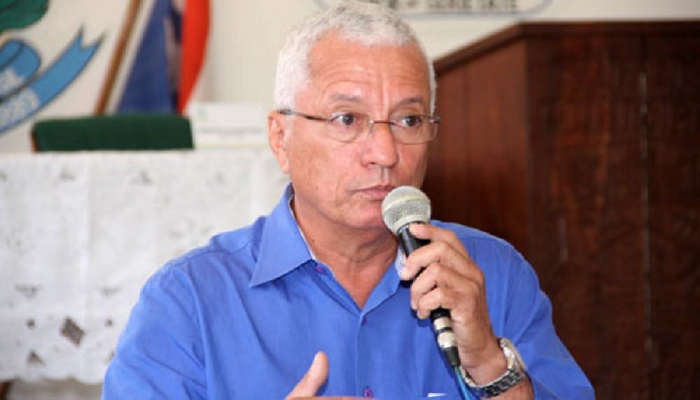 O prefeito de Itabela (sul da Bahia), Osvaldo Gomes Caribé, foi conduzido coercitivamente pela Polícia Federal na Operação Harpócrates, que visa desarticular uma organização criminosa responsável por desviar recursos públicos repassados ao município entre 2010 e 2012, provenientes do Fundo de Manutenção e Desenvolvimento da Educação Básica (Fundeb); o dinheiro foi repassado para construção de uma creche-escola; segundo a PF, as empresas Aliança Pinturas e Reformas Ltda. e STC Santana Construções Ltda. estavam envolvidas no esquema que teria desviado em torno de R$ 1 milhão do Fundeb