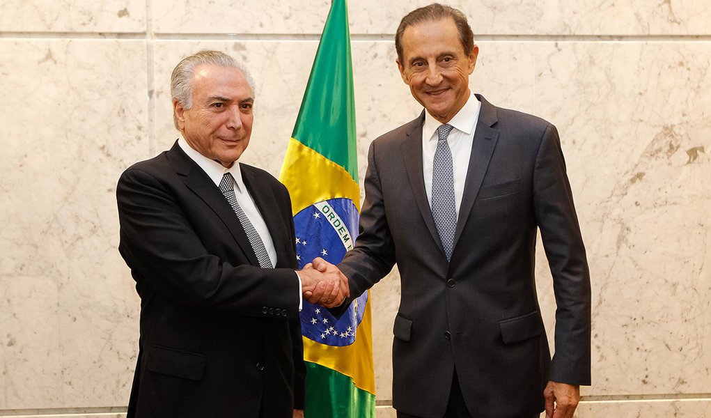 jornalista Andrea Sadi informa em seu blog que Michel Temer se encontrou em São Paulo, fora da agenda, o autodenominado "mula" de Eliseu Padilha, José Yunes, e o presidente da Fiesp, Paulo Skaf, que foi candidato a governador em 2014 e recebeu, segundo o doleiro Lúcio Funaro, dinheiro não contabilizado para sua campanha; Yunes confirmou o encontro, ocorrido na sexta-feira. "Foi um bate papo ameno e despretensioso entre amigos antigos", afirmou