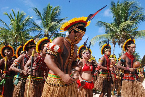 Uma reintegração de posse em território indígena foi suspensa, no sul da Bahia, após decisão do Tribunal Regional Federal (TRF) da Primeira Região, em Brasília; a Terra Indígena Caramuru-Catarina Paraguaçu está localizada no município de Itaju de Colônia e a prefeitura havia solicitado a reintegração de posse por iniciativa dos proprietários de imóveis da área urbana Parque dos Rio, que fica dentro do território indígena; após pedido da prefeitura de Itaju de Colônia, a Justiça Federal em Itabuna chegou a validar ação movida pelo Executivo municipal; a nova decisão do TRF1, no entanto, suspende a reintegração de posse