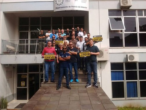 Ainda não há um balanço oficial sobre a adesão do primeiro dia de greve dos policiais civis no Rio Grande do Sul, nem pelo governo, nem pelo sindicato da categoria, mas o presidente da Ugeirm (Sindicato dos Escrivães, Inspetores e Investigadores da Policia Civil do RS ), Isaac Ortiz, fala em grande adesão em todas as regiões do Estado; “As informações que chegam é de grande mobilização”, diz; segundo Ortiz, a paralisação está demonstrando força porque trata-se de uma greve construída com toda a categoria e não de uma “invenção do sindicato”; “Esse descaso com a Segurança Pública do governo Sartori também foi construído”, afirma