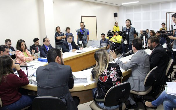 O projeto de refinanciamento dos juros e multas dos devedores de impostos de Goiânia voltou a causar polêmica; a relatora da matéria na Comissão de Constituição e Justiça (CCJ), Tatiana Lemes (PCdoB), recomendou a rejeição de emenda da vereadora Cristina Lopes (PSDB); de acordo com o Paço Municipal, se a matéria fosse aprovada com a distinção entre o tamanho da dívida, como proposto pela  tucana, poderia retirar o projeto; “Antes a gente ter o Refis para todo mundo do que para ninguém, porque a Prefeitura sinalizou que se as emendas passassem, poderia ser inviável e até retirado”, disse Tatiana