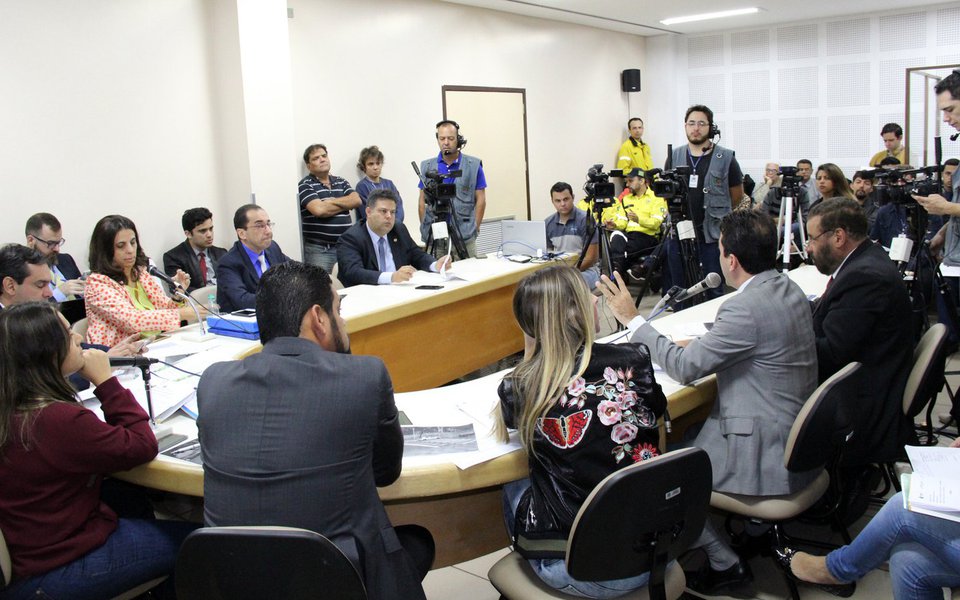 O projeto de refinanciamento dos juros e multas dos devedores de impostos de Goiânia voltou a causar polêmica; a relatora da matéria na Comissão de Constituição e Justiça (CCJ), Tatiana Lemes (PCdoB), recomendou a rejeição de emenda da vereadora Cristina Lopes (PSDB); de acordo com o Paço Municipal, se a matéria fosse aprovada com a distinção entre o tamanho da dívida, como proposto pela  tucana, poderia retirar o projeto; “Antes a gente ter o Refis para todo mundo do que para ninguém, porque a Prefeitura sinalizou que se as emendas passassem, poderia ser inviável e até retirado”, disse Tatiana