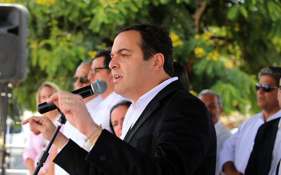 Pesquisa realizada pela Uninassau aponta que 53,7% dos pernambucanos atribuem ao governador Paulo Câmara (PSB) a responsabilidade pela crise estadual. Apesar disso, 94% dos 2.014 eleitores entrevistados afirmaram que a crise econômica nacional contribuiu para a crise no Estado; já outros 43,9% culpam a gestão de Michel Temer pela crise econômica no Brasil