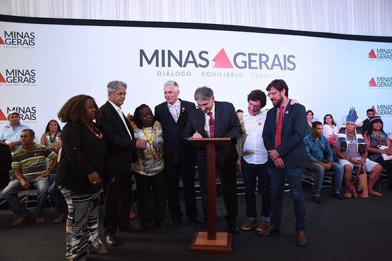 Em cerimônia que marcou o Dia Nacional da Consciência Negra, o governador de Minas Gerais, Fernando Pimentel, assinou no Palácio da Liberdade, em Belo Horizonte, decreto que regulamenta a Política de Povos e Comunidades Tradicionais; "Este ano, o Brasil está comemorando 129 anos da nossa tardia abolição da escravatura. A sociedade brasileira tem uma dívida histórica com os povos afrodescendentes. Nós queremos incluir nessa dívida também nossas comunidades indígenas e comunidades tradicionais de Minas Gerais, porque, no fundo, todos somos frutos da construção social que foi sendo feita, historicamente, ao longo dos anos, por esses povos", analisou