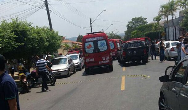 Ao menos duas crianças foram mortas durante um tiroteio dentro do Colégio Goyases, que fica na Rua Planalto no Conjunto Riviera, em Goiânia; atentado aconteceu no início da tarde desta sexta-feira (20); segundo o o Corpo de Bombeiros, ao menos sete pessoas foram feridas; viaturas do Corpo de Bombeiros e Samu foram acionadas para atender a ocorrência