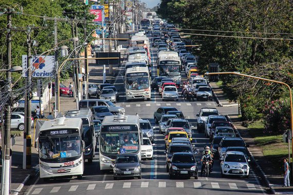 Dados do Núcleo de Estatística e Análise Criminal (Neac) da Secretaria de Estado da Segurança Pública (SSP/AL) apontam queda no percentual de roubos a coletivos em Maceió de mais de 60% no mês de março deste ano, comparado ao mesmo período de 2016; próximo passo no enfrentamento a esse tipo de violência será uma parceria com a Superintendência Municipal de Transportes e Trânsito de Maceió (SMTT) e o Sinttro visando identificar o teto dos coletivos para que o Grupamento Aéreo, após ser acionado, possa identificar o veículo cujos passageiros estejam sofrendo assalto