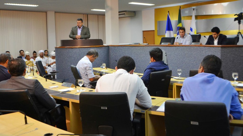 Os vereadores de Palmas aprovaram em primeiro turno a Proposta de Emenda à Lei Orgânica, instituindo a Emenda Impositiva ao Orçamento; se aprovada em segundo turno, o prefeito Carlos Amastha (PSB) e seus sucessores deverão garantir até o limite de 1,2% da Receita Corrente Líquida (RCL) do ano anterior para os 19 parlamentares; cada um terá direito a R$ 608.454,79, porque a RCL deste ano está estimada em R$ 963.386.755
