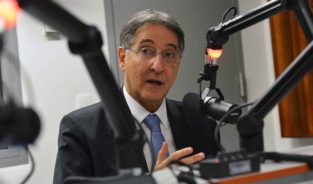 O governador de Minas Gerais, Fernando Pimentel, disse que "uma fantasia completa" a denúncia de executivos da JBS sobre repasse de R$ 30 milhões à campanha dele ao governo estadual em 2014; "Isso aí é uma invenção, uma fantasia completa, não tem nada disso. Não houve pedido nenhum. Ele está tratamento de uma operação comercial normal. Houve uma venda de uma parte de um contrato de concessão que ele comprou, a JBS comprou, e agora está fazendo denúncia que não se sustenta"