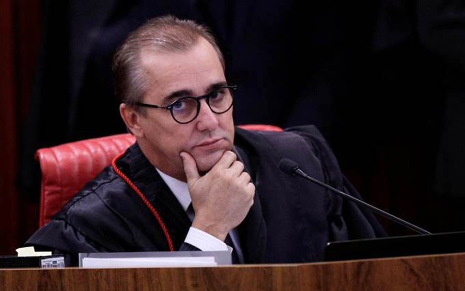 O ministro do TSE Admar Gonzaga enviou uma manifestação ao ministro do STF Celso de Mello para explicar as acusações de que teria agredido a mulher, Élida Souza Matos; "Não são fatos, mas a versão expressada por uma pessoa acometida de grave crise de ciúmes, e que havia degustado algumas taças de vinho a mais, sem o acompanhamento de adequada alimentação. Assim como agravante para a desestabilidade emocional, sucedeu-se a descoberta de doença autoimune, denominada esclerodermia, conforme já revelado em petição da própria requerente, muito atormentada pela exposição que estamos sofrendo", afirmou Admar