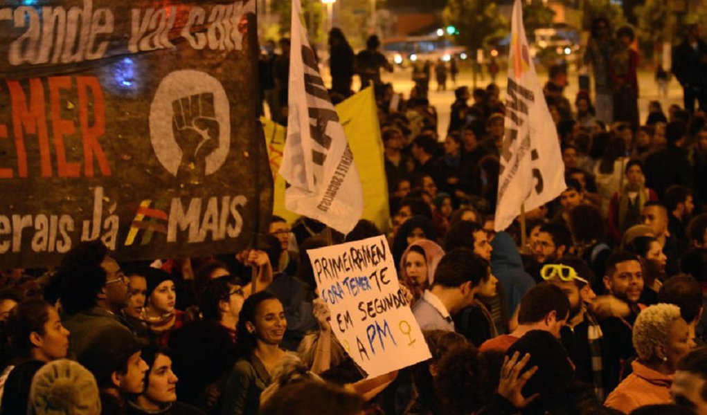 Até então, uma das definições do verbete “sexo” nos dicionários da Espanha era “sexo frágil”, e o termo estava relacionado a “grupo de mulheres”, enquanto “sexo forte” era definido como um “grupo de homens”; a mudança atende à uma reivindicação de mulheres em abaixo-assinado com mais de 200 mil assnaturas contra o machismo expresso no idioma espanhol