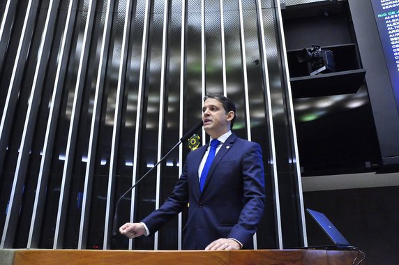 O deputado federal Thiago Peixoto (PSD-GO) usou a tribuna do plenário da Câmara dos Deputados nesta quinta-feira (20) para fazer uma defesa do governador Marconi Perillo; ele destacou a trajetória do governador, os avanços de Goiás ao longo dos mandatos dele; “Ele vai superar qualquer que seja a dificuldade, como tem feito em várias situações, e vai continuar a serviço da política, do Brasil e, mais do que isso, da sociedade”, disse o parlamentar, que acrescentou acreditar na justiça; “Ele tem coragem, tem resiliência para isso”, reforçou