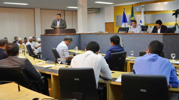 Os vereadores de Palmas aprovaram em primeiro turno a Proposta de Emenda à Lei Orgânica, instituindo a Emenda Impositiva ao Orçamento; se aprovada em segundo turno, o prefeito Carlos Amastha (PSB) e seus sucessores deverão garantir até o limite de 1,2% da Receita Corrente Líquida (RCL) do ano anterior para os 19 parlamentares; cada um terá direito a R$ 608.454,79, porque a RCL deste ano está estimada em R$ 963.386.755