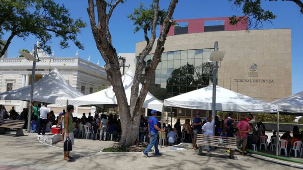 Após o Tribunal de Justiça (TJ) de Alagoas decretar a ilegalidade da mobilização, os servidores públicos do município de Maceió recuaram e suspenderam a greve que seria por tempo indeterminado; apesar do recuo, representantes das categorias vão apresentar os argumentos assim que o recesso do Poder Judiciário terminar; eles também vão manter a estratégia de pressão ao Executivo Municipal para que seja concedida a reposição salarial
