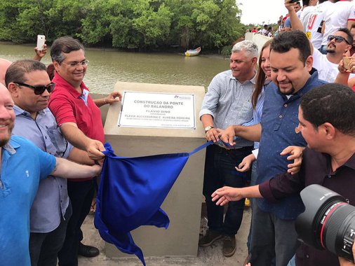 O governador Flávio Dino inaugurou, em Bequimão, a lendária Ponte do Balandro, sonho de décadas da população local, e, que, no passado, por muitos anos, foi usada como promessa eleitoreira; a obra vai interligar 18 comunidades rurais de Bequimão e garantirá o conforto e a dignidade das famílias, além da atividade econômica, comércio e produção; o governo estadual entregou uma unidade do CRAS, sistemas de abastecimento de água, uniformes escolares e certificação de alunos da Unidade Vocacional do Instituto de Educação, Ciência e Tecnologia (IEMA)
