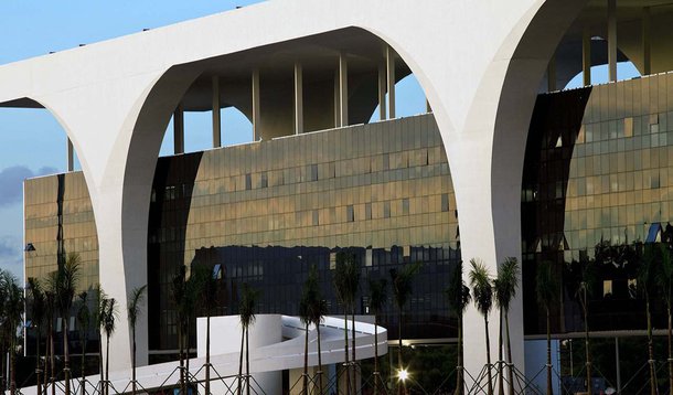 O governo de Minas Gerais adiou para esta sexta-feira (22) a reunião, marcada inicialmente para esta quinta-feira (21), com os representantes dos servidores públicos para discutir o pagamento do 13º salário; o executivo havia anunciado as datas de pagamento do benefício natalino para os servidores da saúde e da segurança pública