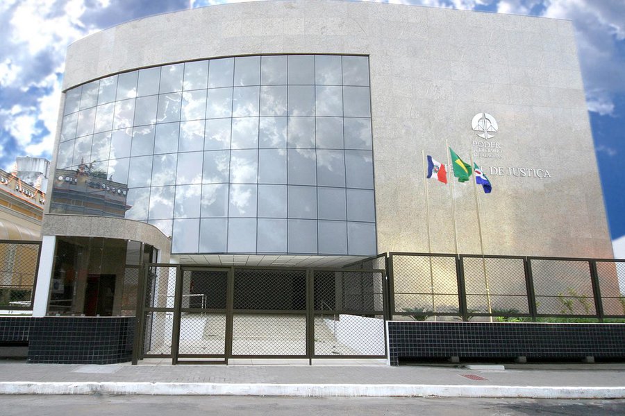 Pela segunda vez, foi adiado o julgamento de ação penal contra o deputado estadual João Beltrão – pai de Marx Beltrão, ministro do Turismo; ele é acusado de ser o mandante do assassinato do cabo José Gonçalves da Silva Filho, ocorrido em maio de 1996; o motivo do novo adiantamento foi a falta de quórum de desembargadores no plenário do Tribunal de Justiça de Alagoas (TJ/AL)