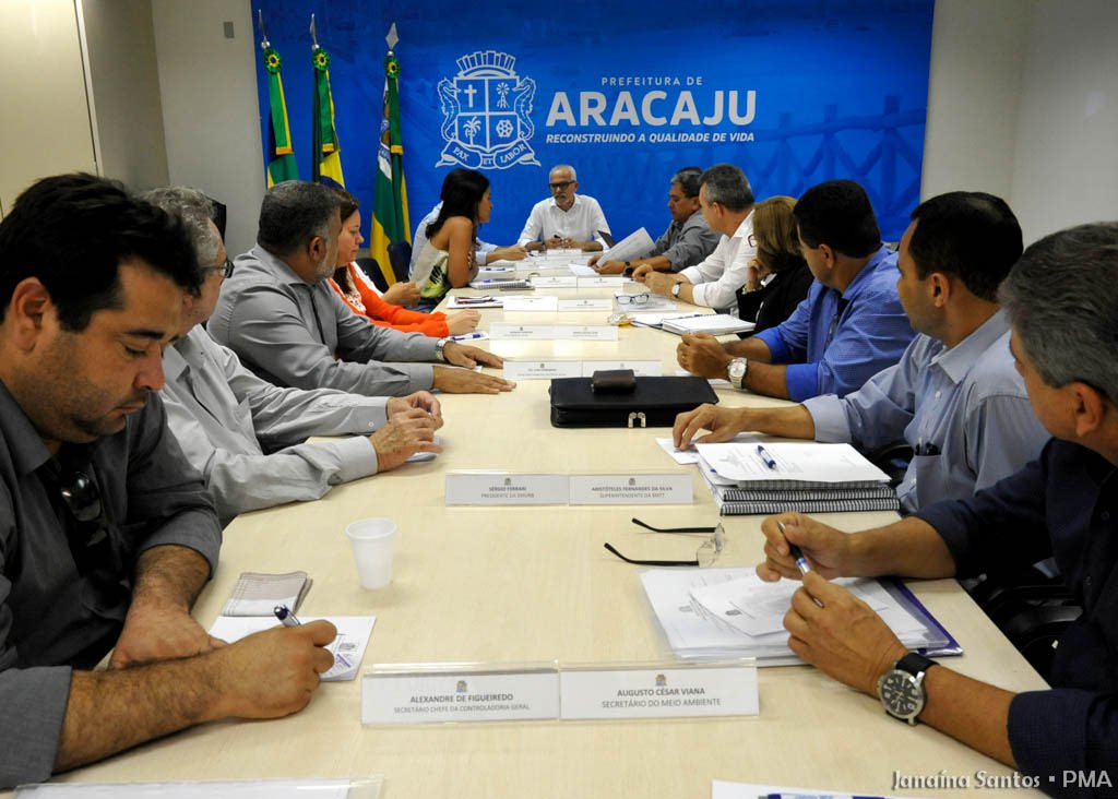 O prefeito de Aracaju, Edvaldo Nogueira, discutiu o andamento do Planejamento Estratégico de Aracaju com todo o secretariado na tarde desta sexta-feira (27); na reunião, foi feito um balanço das ações dos primeiros nove meses do seu governo e a equipe discutiu o cronograma de atividades dos próximos meses; ""Saímos da fase do debate. Agora é o momento de colocar em prática, é o momento de transformar o nosso sonho em realidade. Temos 65 projetos definidos, que se dividem em mais de 400 ações", disse o prefeito