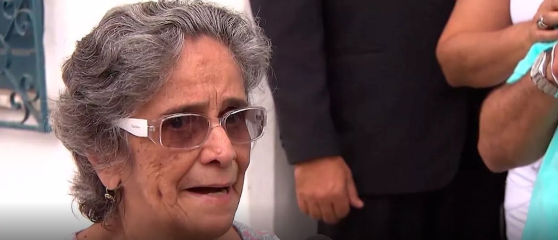 A irmã dos cantores Caetano Veloso e Maria Bethânia, Clara Maria Viana Telles Velloso Barreto, morreu, aos 85 anos, em Salvador, após passar mal, no município de Santo Amaro, no Recôncavo Baiano. A causa da morte ainda não foi informada