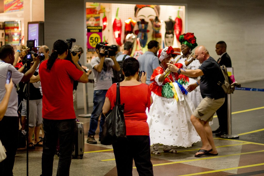 A música e a dança típicas das festas juninas dos mais de 400 municípios da Bahia receberão os turistas que chegam para o São João 2017; para o período, o governo do Estado, por meio da Superintendência de Fomento ao Turismo (Bahiatursa), programou um receptivo especial com trios de forró, baianas e quadrilhas juninas; a ação começa no dia 19, no aeroporto de Salvador; até 24 de junho, os turistas que chegam de avião serão recepcionados, das 12h às 15h, por baianas tipicamente trajadas, distribuindo fitinhas do Senhor do Bonfim, nas áreas externa e interna do portão de desembarque nacional