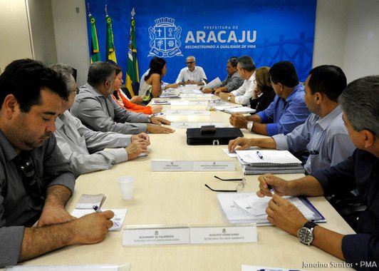 O prefeito de Aracaju, Edvaldo Nogueira, discutiu o andamento do Planejamento Estratégico de Aracaju com todo o secretariado na tarde desta sexta-feira (27); na reunião, foi feito um balanço das ações dos primeiros nove meses do seu governo e a equipe discutiu o cronograma de atividades dos próximos meses; ""Saímos da fase do debate. Agora é o momento de colocar em prática, é o momento de transformar o nosso sonho em realidade. Temos 65 projetos definidos, que se dividem em mais de 400 ações", disse o prefeito