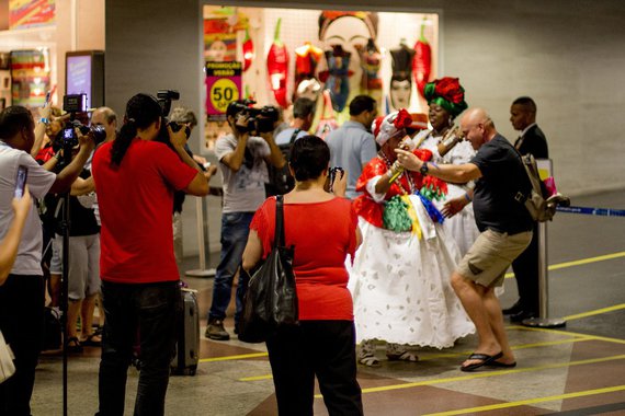 A música e a dança típicas das festas juninas dos mais de 400 municípios da Bahia receberão os turistas que chegam para o São João 2017; para o período, o governo do Estado, por meio da Superintendência de Fomento ao Turismo (Bahiatursa), programou um receptivo especial com trios de forró, baianas e quadrilhas juninas; a ação começa no dia 19, no aeroporto de Salvador; até 24 de junho, os turistas que chegam de avião serão recepcionados, das 12h às 15h, por baianas tipicamente trajadas, distribuindo fitinhas do Senhor do Bonfim, nas áreas externa e interna do portão de desembarque nacional