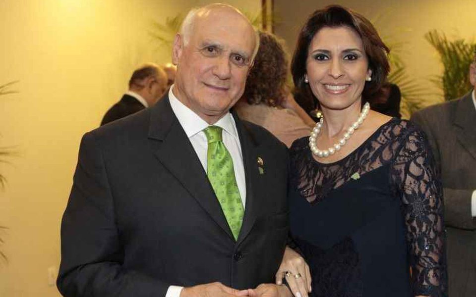 Com lesões aparentes pelo corpo, a jornalista Janice Santos afirmou ter sido agredida pelo marido, o senador Lasier Martins (PSD-RS), com quem está em processo de separação, durante uma discussão e informou que esta não foi a primeira vez que sofreu agressões de Lasier; ela prestou queixa na Delegacia Especial de Atendimento à Mulher (Deam), na 204 Sul, e realizou exame de corpo de delito no IML; ela o acusa de lesão corporal e injúria