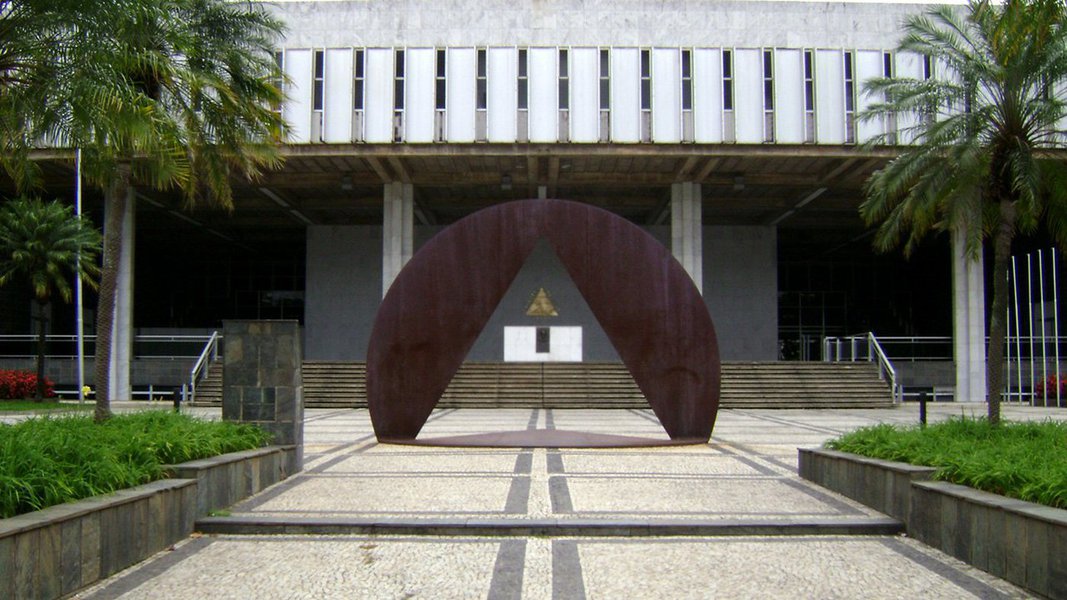 O governo de Minas enviou à Assembleia Legislativa (ALMG) o Projeto de Lei Orçamentária Anual (PLOA) para o exercício de 2018, por meio do qual são estimadas as receitas e fixadas as despesas do Orçamento Fiscal e do Orçamento de Investimento das Empresas Controladas pelo Estado; o orçamento fiscal proposto para 2018 estima a receita em R$ 92,4 bilhões e fixa a despesa em R$ 100,6 bilhões; do total da receita fiscal prevista, as receitas correntes somam R$ 87,6 com as deduções da ordem de R$ 9,0 bilhões; já as receitas de capital estão estimadas em R$ 818,8 milhões