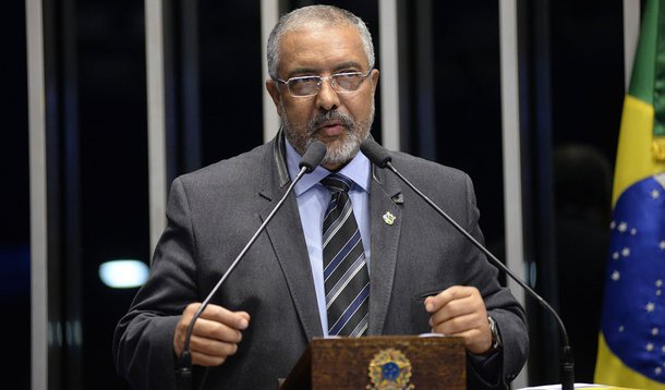 Com a aproximação da greve nacional contra a reforma da Previdência, que acontecerá no dia 5 de dezembro, o senador Paulo Paim (PT-RS) voltou a criticar  as mudanças encaminhadas pelo Executivo ao Congresso; de acordo com Paim, a CPI da Previdência demonstrou que, “se botar em dia as contas dos que devem, não precisa fazer a reforma da Previdência”; " É só este Senado aqui parar de dar anistia aos devedores. Eu sempre digo o seguinte: não paga a luz, não paga a água, compra um carrinho e não paga, compra um apartamentozinho e não paga, eles retiram. Com os grandes devedores não acontece nada e querem mandar a conta para o povo pagar de novo"
