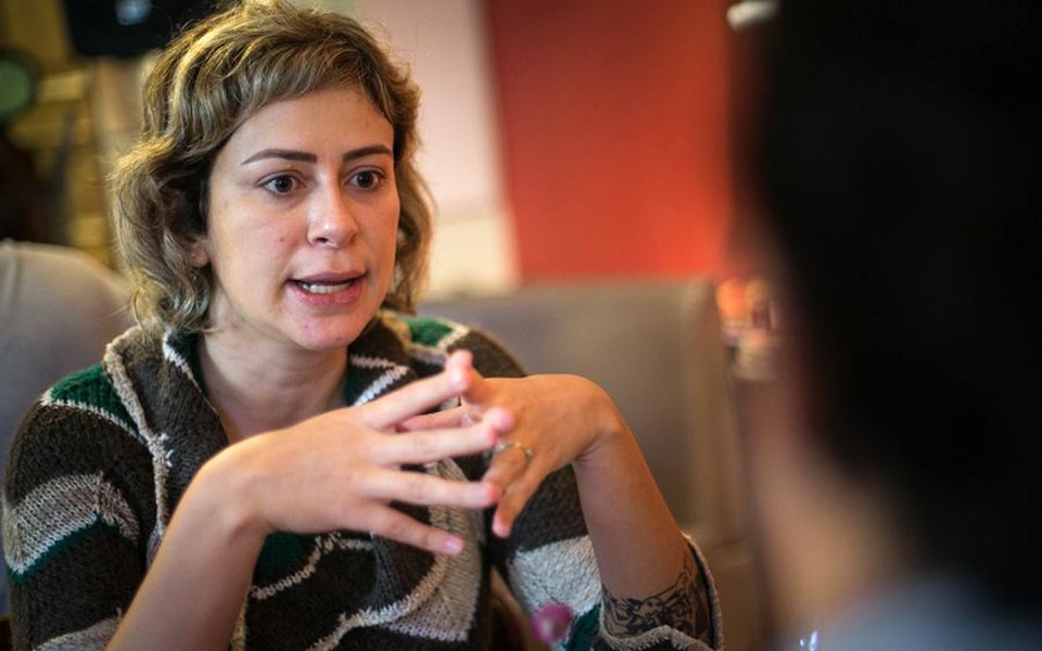 A historiadora Caroline Silveira Bauer, professora da UFRGS, lança o livro "Como será o passado? História, historiadores e a Comissão Nacional da Verdade" na 63a Feira do Livro de Porto Alegre, dia 2 de novembro; em entrevista ao Sul 21, Bauer faz uma analogia entre o golpe militar de 1964 e o golpe parlamentar de 2016; "Há muitos setores da população, hoje, que não reconhecem que estamos vivendo em um estado de exceção, seja porque sempre viveram em um estado de exceção ou porque a pouca experiência democrática que temos não permita o reconhecimento de uma série de sanções que estamos sofrendo desde 2016", afirma