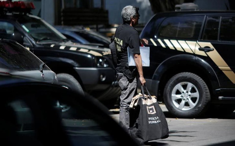 Funcionários do BNDES fizeram um novo protesto contra a condução coercitiva de 37 empregados da instituição durante a Operação Bullish, da Polícia Federal, deflagrada para investigar a concessão de créditos ao Grupo JBS; cerca de 50 pessoas participaram do protesto, organizado pela associação dos funcionários, na sede do banco, no Rio; “A Associação de Funcionários do BNDES manifesta plena solidariedade e se coloca à disposição dos colegas que sofreram essas arbitrariedades – levados de forma ilegal e violenta e expostos em rede nacional com danos às suas imagens e reputações”