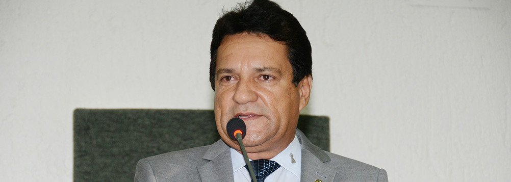 O deputado estadual Osires Damaso (PSC) comentou sobre o desarquivamento do pedido de impeachment contra o governador Marcelo Miranda (PMDB). O parlamentar não quis avaliar o ato do presidente da Assembleia Legislativa, Mauro Carlesse (PHS), mas disse que não tinha como dar continuidade ao processo contra o governado. Segundo ele, não estão comprovados os crimes apontados pelos sindicatos; "Teria que ter uma investigação para realmente confirmar as irregularidades do governo, uma condenação, não apenas uma alegação que ele praticou", afirmou Damaso; "Na minha visão, o processo tinha vários vícios que não teria como dar continuidade"