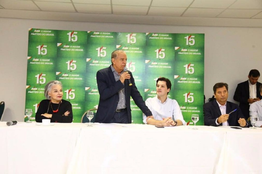 O PMDB agora vive o dilema da disputa entre o senador Ronaldo Caiado, que nem é do partido, e o deputado federal e presidente da legenda, Daniel Vilela; filho de Maguito comandou uma reunião da executiva que reuniu prefeitos, deputados e lideranças do partido; objetivo de Daniel era usar o evento como um ato de apoio à sua candidatura ao governo, numa tentativa de reagir ao avanço de Caiado; saldo final da reunião é que o PMDB segue dividido; Nenhum prefeito importante declarou apoio absoluto ao projeto de Daniel; Iris Rezende disse que é preciso esperar; “Somos calejados, então tem o partido tem amadurecimento suficiente para, no momento exato, escolher o melhor para governar Goiás”, declarou Iris 