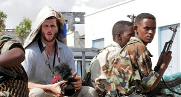 Um jovem surfista brasileiro supera o câncer aos 25 anos e encontra novo significado para a vida: vai servir como voluntário a missões humanitárias da ONU enquanto aproveita para registrar o sofrimento no Iraque e na Síria. A história de Eduardo Martins seria motivo de inspiração para muitos, não fosse um pequeno detalhe: ele nunca existiu