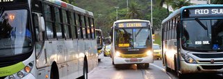 A Justiça autorizou, em caráter liminar, o aumento das passagens de ônibus na cidade do Rio; com a decisão, o valor da passagem passará de R$ 3,80 para R$ 3,95; a prefeitura do Rio se posicionou contra o aumento da tarifa, alegando que as empresas de transporte não cumpriram decisão judicial de garantir ar-condicionado em 100% da frota e que a implantação dos corredores de ônibus, chamados de BRT, geraram uma redução de custos para os empresários