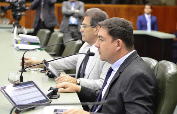 O presidente da Assembleia Legislativa, Josee Vitti (PSDB), comandou nesta terça-feira, no plenário da Casa, a aprovação de sete projetos de lei que contemplam a Educação estadual e seus servidores; entre os principais estão o reajusta salarial para a categoria e pagamento de auxílio-alimentação no valor de R$ 500; governador Marconi Perillo havia garantido que os benefícios serão pagos na folha salarial de junho