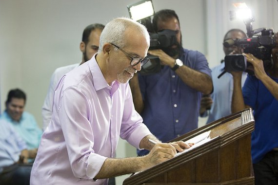 O prefeito Edvaldo Nogueira assinou o projeto de lei que revoga o aumento anual de 30% do Imposto Predial Territorial Urbano (IPTU) de Aracaju; o chefe do executivo municipal também anunciou que, pela nova lei, ficará estabelecido um desconto de 15% no valor venal de todos os imóveis da cidade; de acordo com a prefeitura, a proposta de mudança na legislação normatiza os futuros reajustes do imposto com uma correção de até 5% mais a variação inflacionária