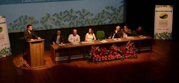 O prefeito de Palmas, Carlos Amastha, negou que políticos presentes no evento da Frente Nacional de Prefeitos (FNP), na capital tocantinense, compareceram para apoiar o gestor; “Estamos discutindo algo maior, que o futuro deste País”, defendeu; “Acho de fundamental importância a gente aproveitar esse vácuo de lideranças que está acontecendo no Brasil, e que os municípios abocanhem grande parte deste vácuo”, acrescentou