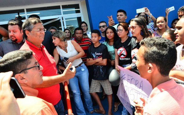 A crise que atinge o país tem afetado profundamente os serviços prestados pelos municípios; em visitas ao interior do Maranhão, o governador Flávio Dino (PCdoB) tem presenciado protestos e acaba se envolvendo na resolução; um desses casos ocorreu em Araioses, quando estudantes protestavam contra o prefeito por causa da retirada de dois ônibus que transportavam alunos; Dino resolveu o caso por meio do Programa Cartão Transporte Universitário