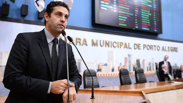 O prefeito Nelson Marchezan Jr. (PSDB) apresentou o programa de metas de seu governo na Câmara de Vereadores de Porto Alegre e uma ausência foi notada: do secretário de Relações Institucionais e Articulação Política, Kevin Krieger (PP); segundo os bastidores, Krieger estaria saindo do governo Marchezan por "insatisfação"; o motivo seria que o prefeito assumiu o papel de "liderar as conversas" com o Legislativo; Krieger foi o responsável por aproximar o PP da chapa do tucano na campanha do ano passado; o prefeito negou os rumores; “A situação dele é de secretário municipal, assim como do presidente Cássio [Trogildo, presidente da Câmara] também é de presidente, embora não estivesse aqui”