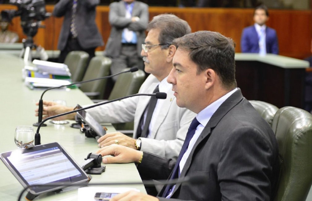 O presidente da Assembleia Legislativa, Josee Vitti (PSDB), comandou nesta terça-feira, no plenário da Casa, a aprovação de sete projetos de lei que contemplam a Educação estadual e seus servidores; entre os principais estão o reajusta salarial para a categoria e pagamento de auxílio-alimentação no valor de R$ 500; governador Marconi Perillo havia garantido que os benefícios serão pagos na folha salarial de junho