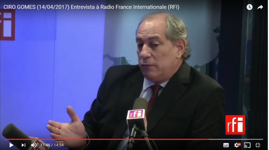 Em Paris, Ciro Gomes dá entrevista exclusiva à Rede França Internacional (RFI) e diz que se "comportar" como homem público "nada mais é do que uma obrigação" e ser um erro colocar a corrupção no centro do problema do país. "Nosso problema central é o colapso econômico brasileiro". Ciro reafirma ainda sua candidatura à presidência da República, pelo PDT e diz não ver, numa frente de esquerda, a solução para os problemas econômicos