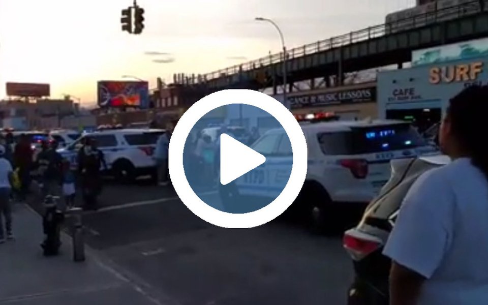 Várias pessoas ficaram feridas neste domingo (16) em Nova York por causa do pânico criado pela crença de que tinham sido feitos disparos em um parque de diversões, o segundo incidente deste tipo registrado nos últimos dias; de acordo com fontes da polícia e dos bombeiros citados pela rede de televisão CBS, o fato aconteceu perto do parque de atrações de Coney Island, um dos lugares favoritos da população para desfrutar das praias locais