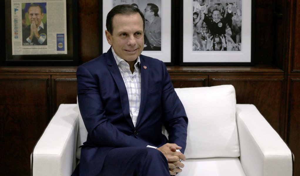 O prefeito da cidade de São Paulo, João Dória (PSDB), em sua agenda de presidenciável desembarca em Maceió no final da manhã desta sexta-feira (27) para receber uma homenagem; o título de Cidadão Honorário aprovado pela Câmara Municipal - e questionado por várias entidades e maceioenses que colocam em xeque "o serviço ou a ação que o prefeito de São Paulo fez pela cidade de Maceió" - será recebido reservadamente; apesar da vinda de Dória estar sendo apresentada como "uma iniciativa do setor produtivo", os presidentes da Federação das Indústrias do Estado de Alagoas (Fiea) e da Federação do Comércio de Alagoas (Fecomércio) negaram qualquer relação com o fato