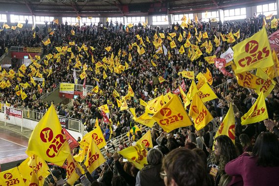 Liminar foi concedida como resultado do Mandado de Segurança interposto pelo Centro dos Professores do Estado do Rio Grande do Sul (CPERS Sindicato) e impede qualquer desconto decorrente da greve de professores e funcionários de escolas do Rio Grande do Sul; profissionais estão em greve desde setembro e já decidiram pela continuidade do movimento
