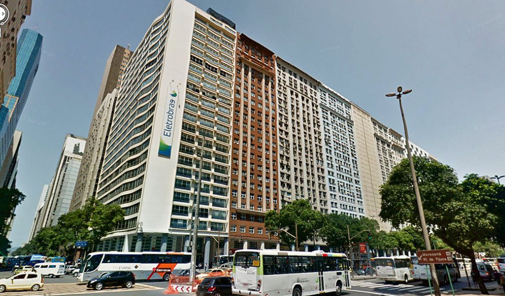 Governo federal deve reduzir sua participação acionária na estatal Eletrobras a menos de 40% em meio ao plano de desestatizar a companhia, disse o ministro do Planejamento, Dyogo de Oliveira, durante encontro com empresários em Madri, na Espanha; oferta de novas ações da Eletrobras na bolsa paulista B3, para diluir a fatia da União na companhia, deve acontecer "em 2018, se possível no primeiro semestre"